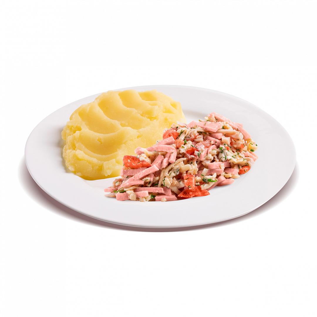 Картофельное пюре с ветчиной, сыром и помидорами